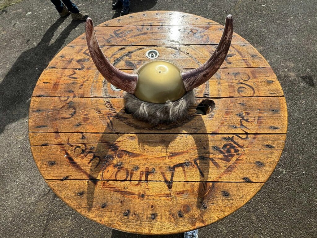 Cyclistes gravel sur les routes bretonnes lors du Viking Gravel